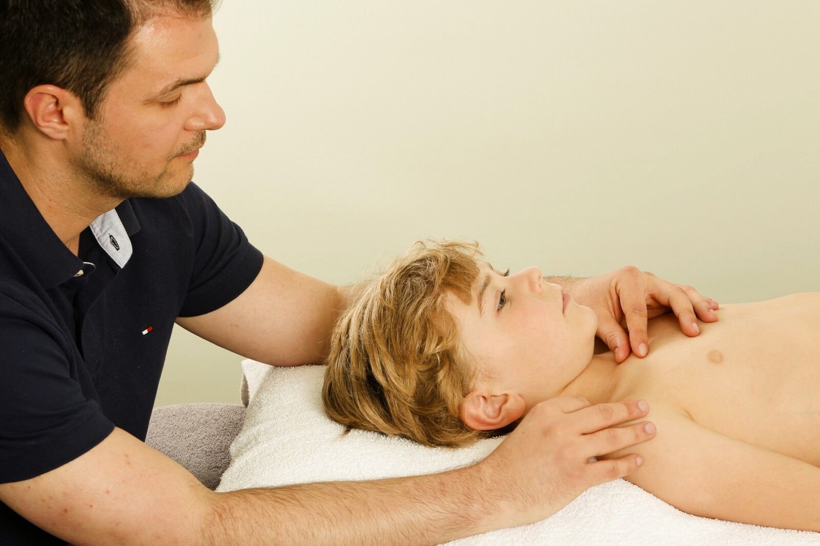 Beispielbild osteopathische Schulterbehandlung