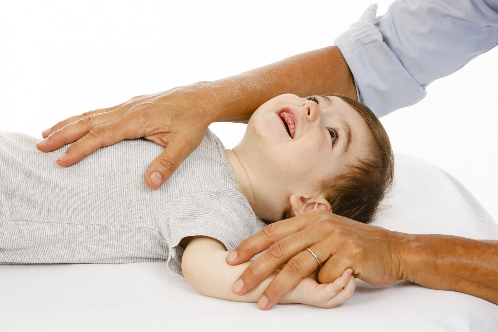 Osteopathische Behandlung an den Armen bei einem Kleinkind 