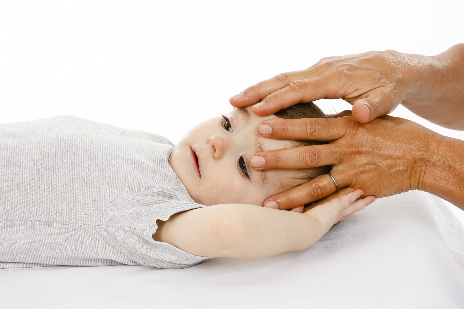 Weiteres Bild osteopathische Behandlung am Kopf bei einem Kleinkind bei einem Kleinkind 2