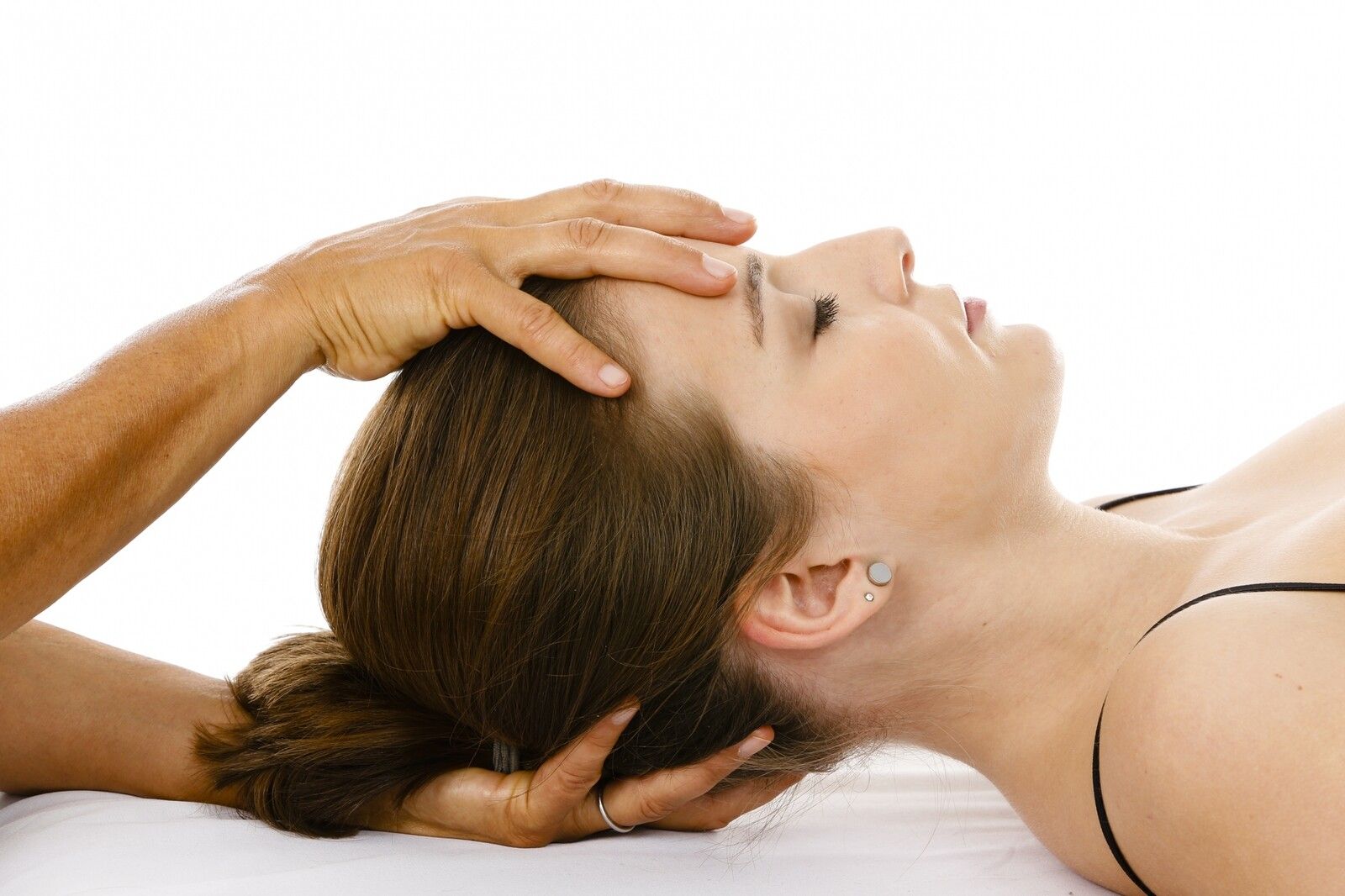 Beispielbild osteopathische Behandlung mit Händen am Kopf