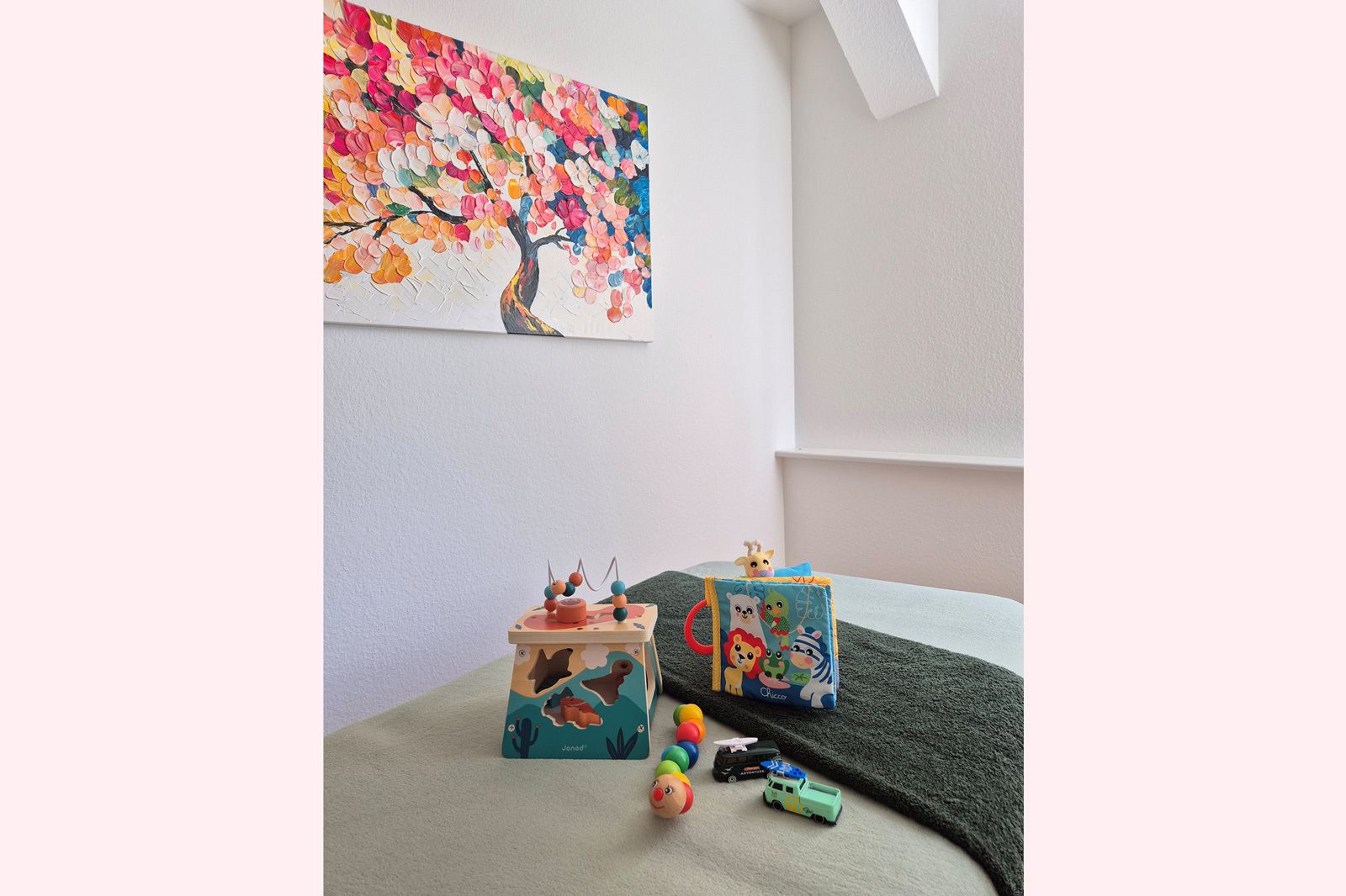 Praxisbild des Behandlungsraum mit Spielsachen